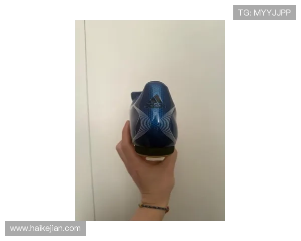 足球明星们的经典足球鞋展示与风格解析让你领略运动时尚的魅力 足球明星们的经典足球鞋展示与风格解析让你领略运动时尚的魅力